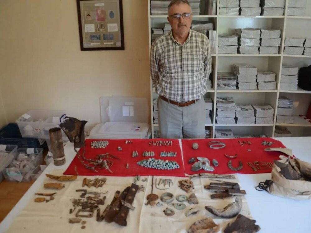 20 yıl boyunca biriktirdiği savaş materyallerini bağışladı