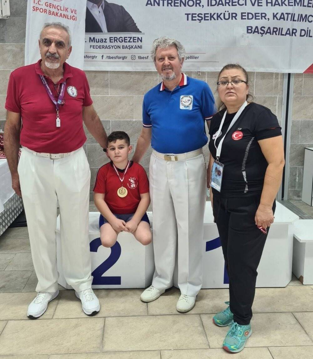 8 yaşındaki ampute milli yüzücü Ömer’in hedef dünya şampiyonu olmak