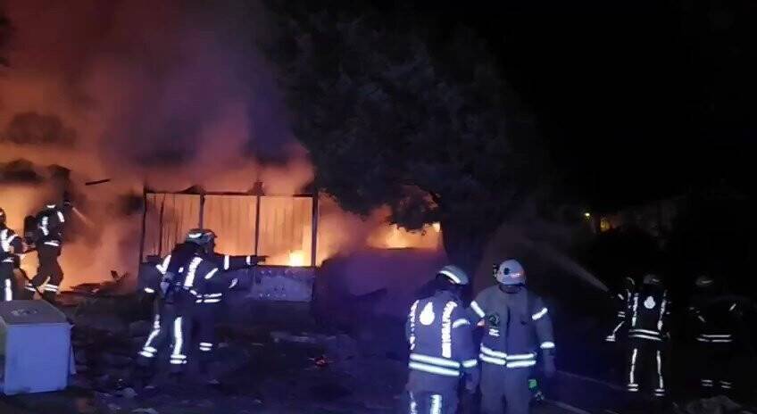 Çekmeköy’de gece kondu alev alev yandı