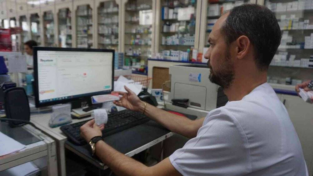 Grip aşısı eczanelerdeki yerini aldı