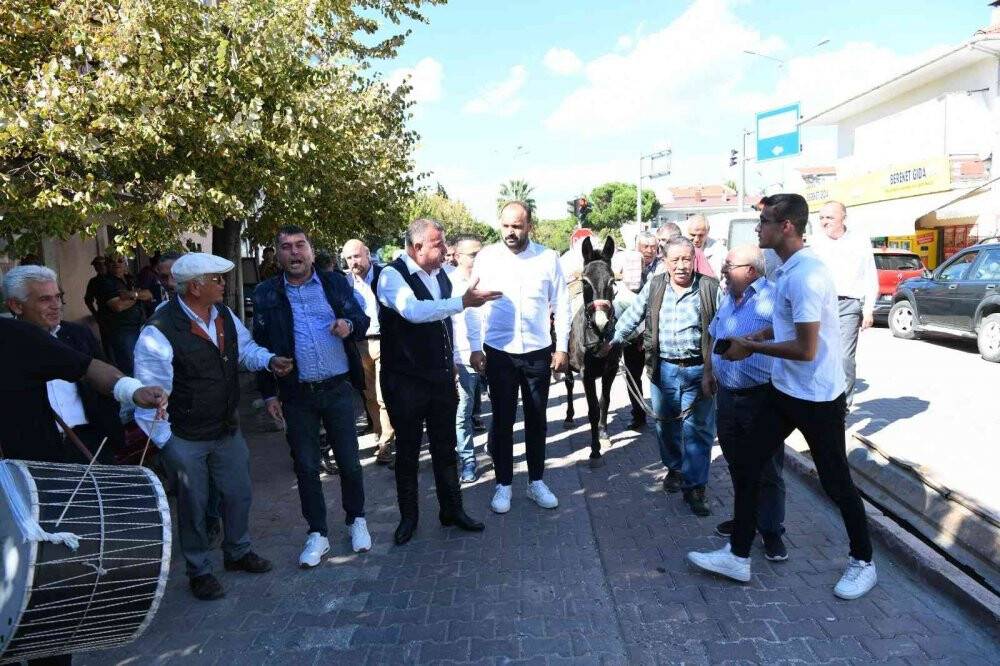 Güreş ağası, 1 milyon 17 bin TL olan ağalık parasını katırla getirdi