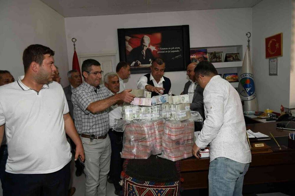 Güreş ağası, 1 milyon 17 bin TL olan ağalık parasını katırla getirdi