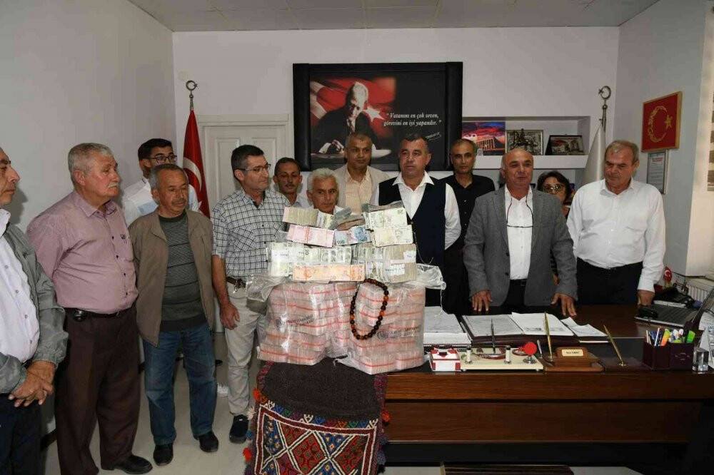 Güreş ağası, 1 milyon 17 bin TL olan ağalık parasını katırla getirdi