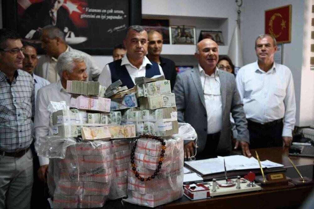 Güreş ağası, 1 milyon 17 bin TL olan ağalık parasını katırla getirdi