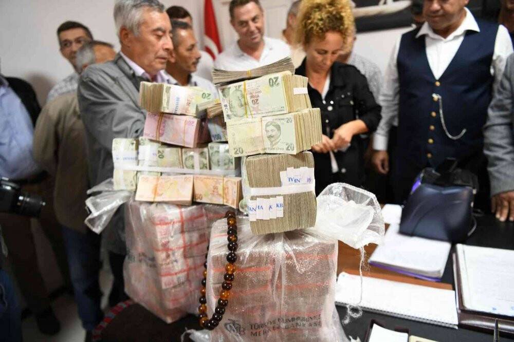 Güreş ağası, 1 milyon 17 bin TL olan ağalık parasını katırla getirdi