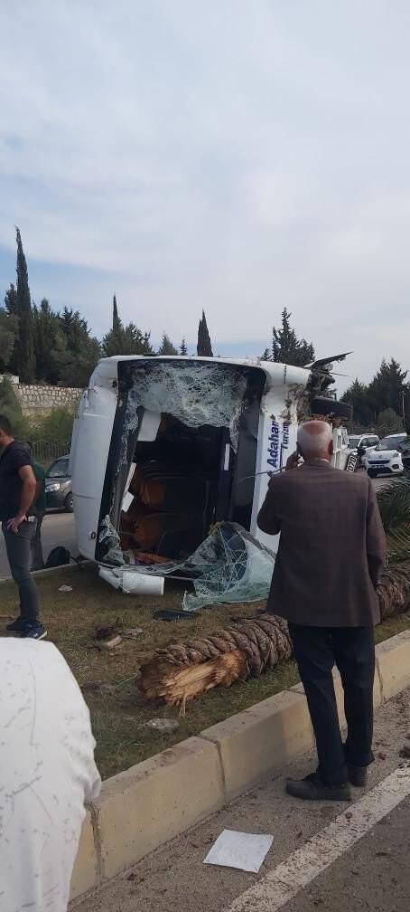 Servis aracı kaza yaptı, 14 öğrenci hafif yaralandı