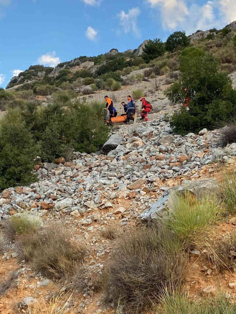 50 metrelik uçurumdan yuvarlanmış halde bulundu