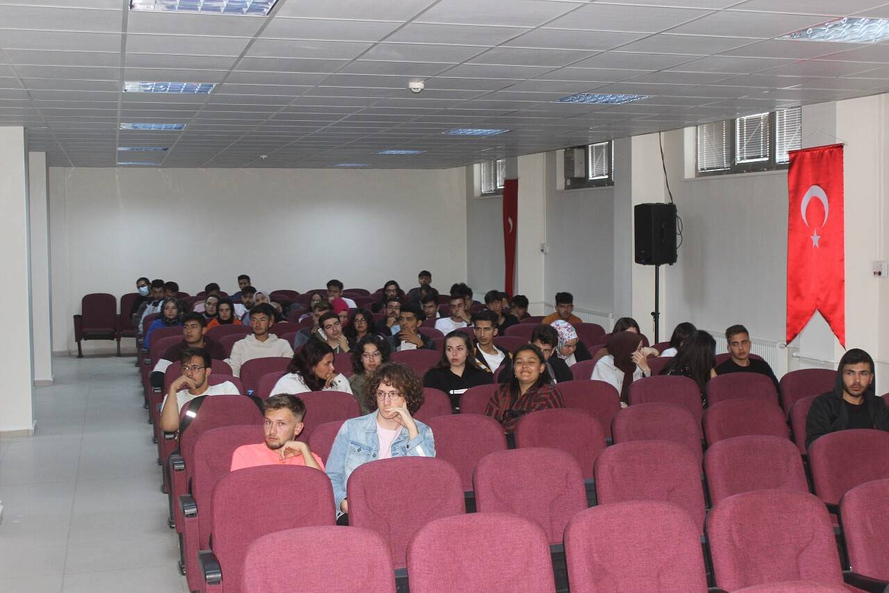 aa-20221006-29083074-29083072-karapinar-ilce-yoneticileri-ilcedeki-yuksekokul-ogrencileriyle-bulustu.jpg