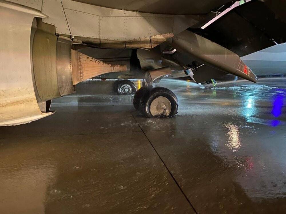 Havalimanı uçuş trafiğine kapatıldı, yolcular mağdur oldu