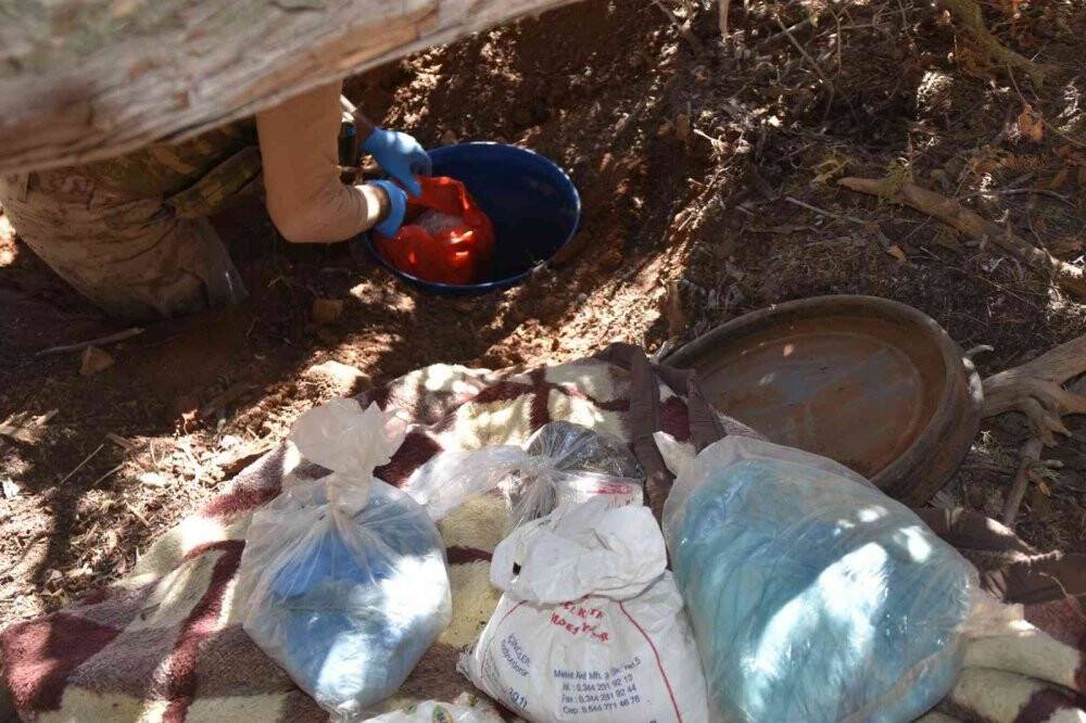 Jandarma patlayıcı yapımında kullanılan malzeme ele geçirdi