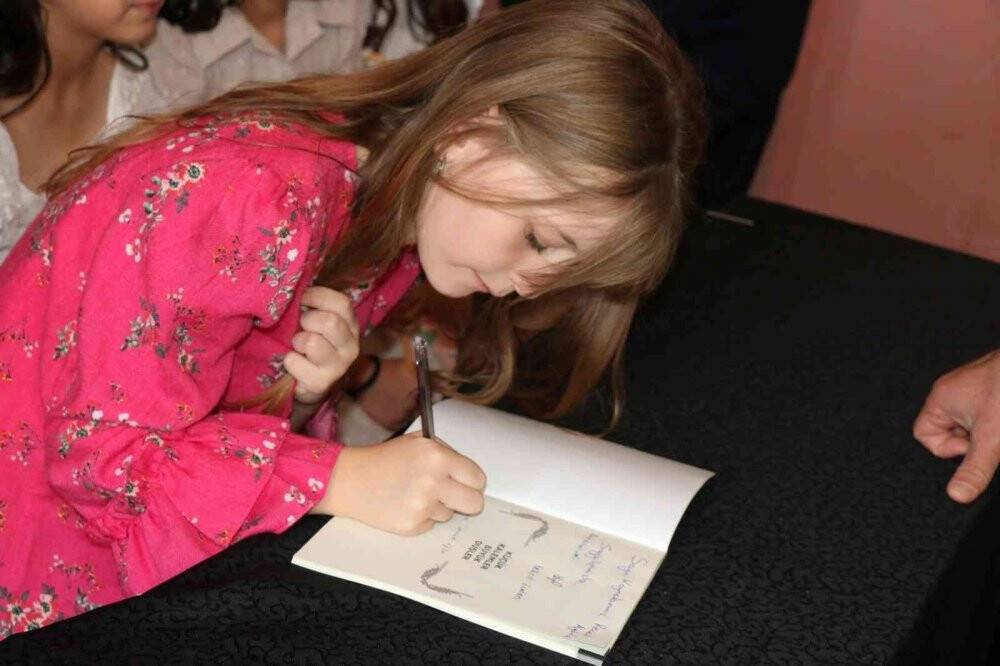 Küçük yaşta kendi hikayelerini yazarak kitaplaştırdılar