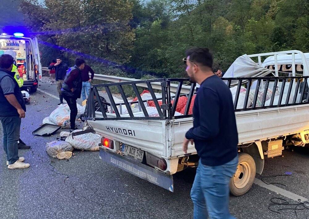 Tır ile ceviz yüklü kamyonet çarpıştı: 3 yaralı