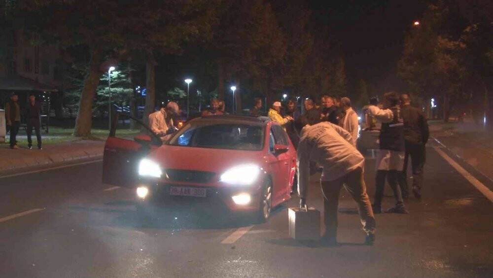 Trafikte kardeş kurşunu: Kardeşi tarafından otomobilin içerisinde vurulan şahıs yaralandı