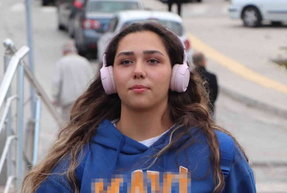 Tramvayın çarptığı genç kız kazadan yara almadan kurtuldu