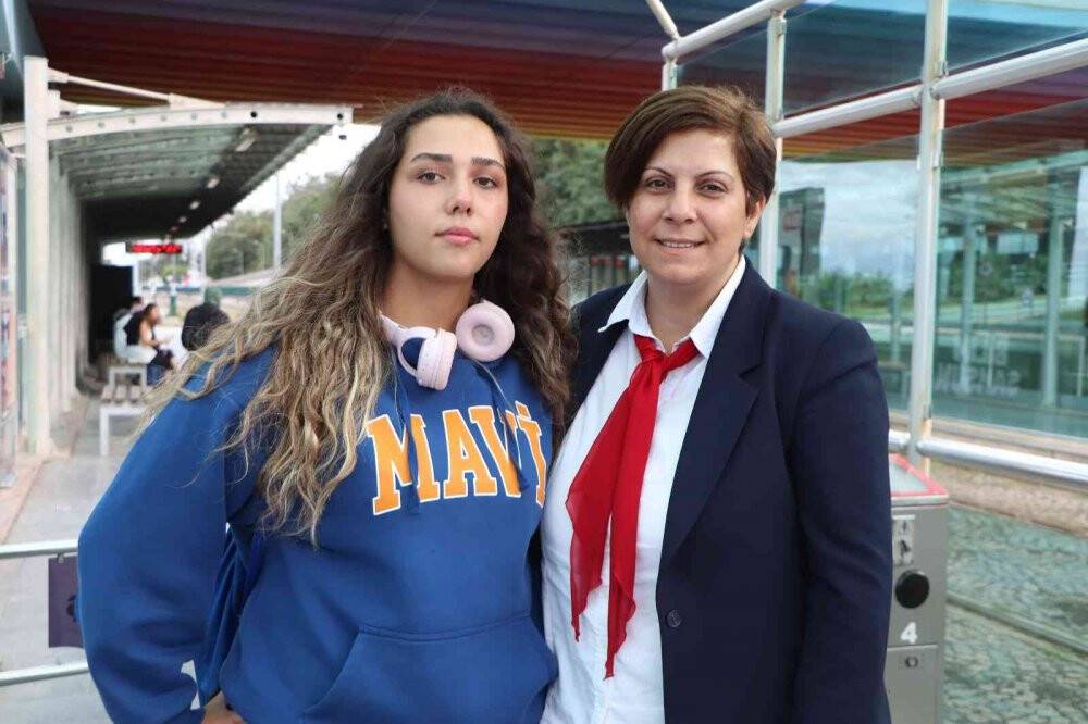 Tramvayın çarptığı genç kız kazadan yara almadan kurtuldu