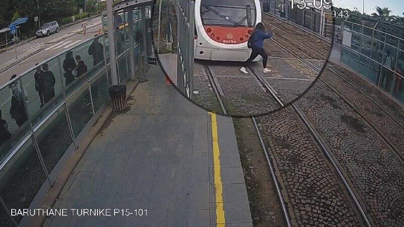 Tramvayın çarptığı genç kız kazadan yara almadan kurtuldu