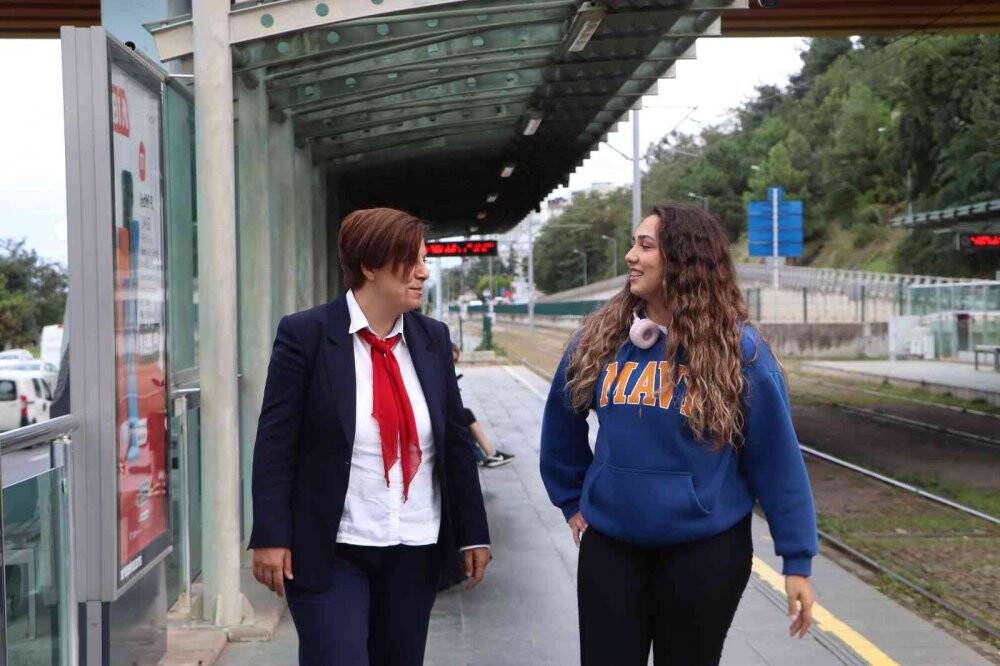 Tramvayın çarptığı genç kız kazadan yara almadan kurtuldu