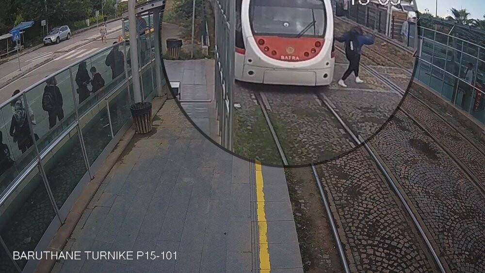 Tramvayın çarptığı genç kız kazadan yara almadan kurtuldu