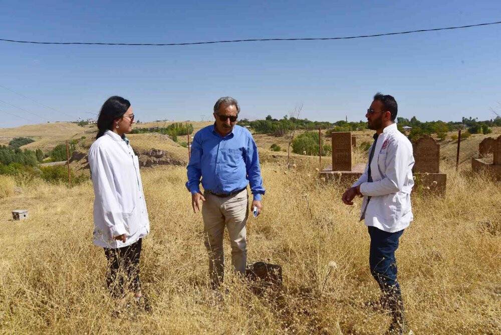 Ahlat’ta Türk büyüklerinin mezarları araştırılıyor