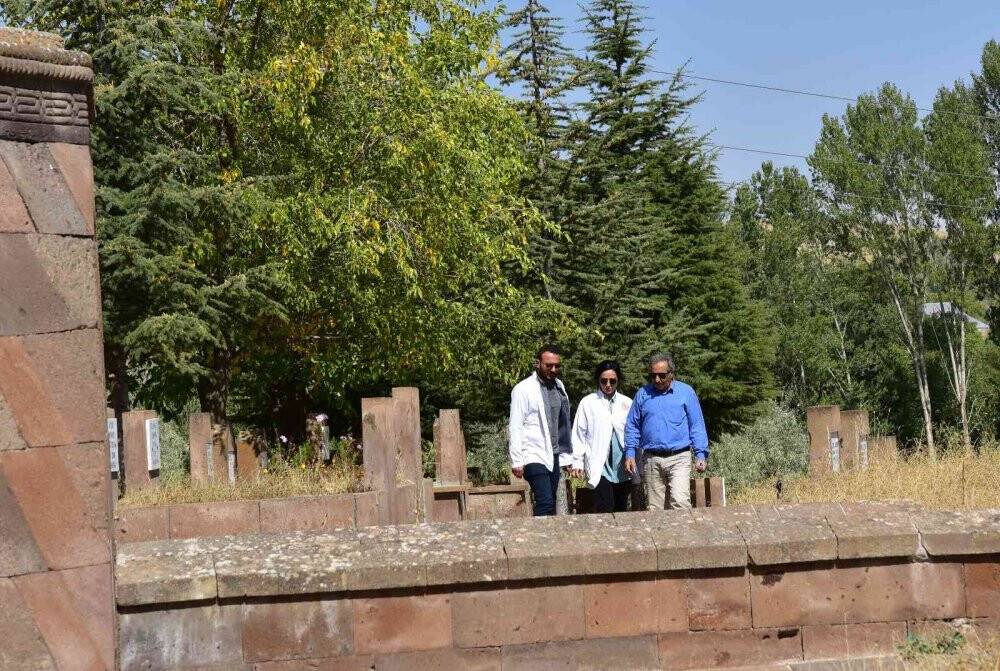 Ahlat’ta Türk büyüklerinin mezarları araştırılıyor