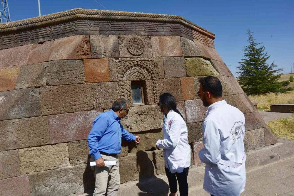 Ahlat’ta Türk büyüklerinin mezarları araştırılıyor