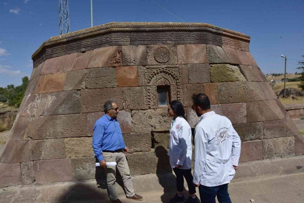 Ahlat’ta Türk büyüklerinin mezarları araştırılıyor