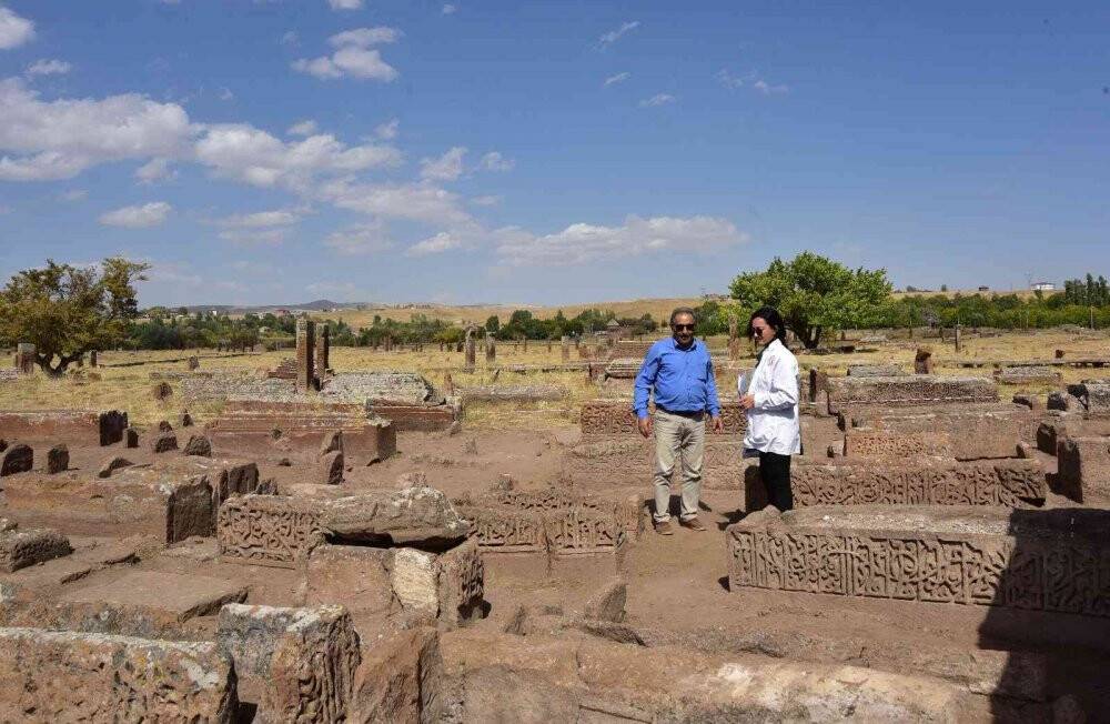 Ahlat’ta Türk büyüklerinin mezarları araştırılıyor