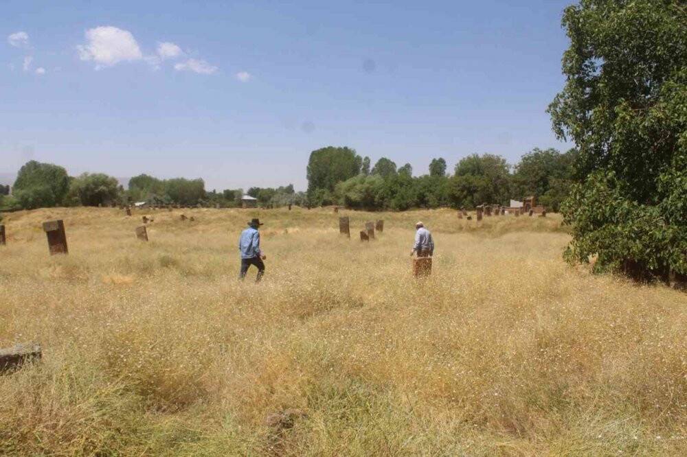 Ahlat’ta Türk büyüklerinin mezarları araştırılıyor
