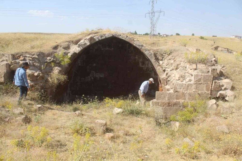 Ahlat’ta Türk büyüklerinin mezarları araştırılıyor