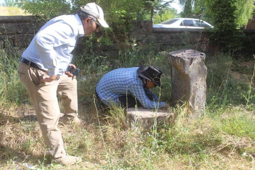 Ahlat’ta Türk büyüklerinin mezarları araştırılıyor