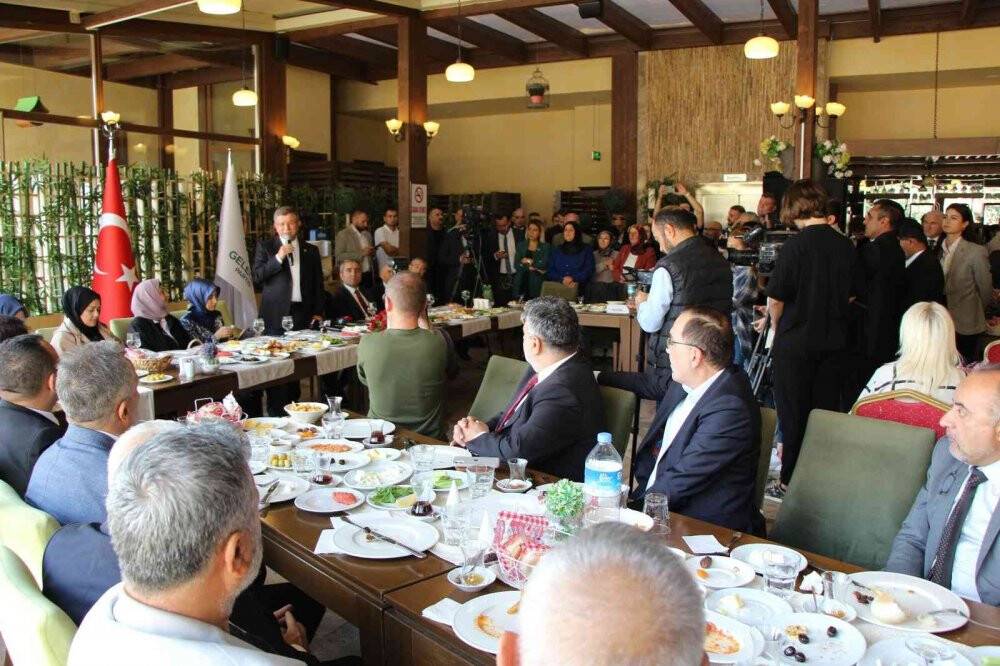 Ahmet Davutoğlu: “Başörtüsü sorunu iktidar değişikliğinde tekrar hortlayabilir”