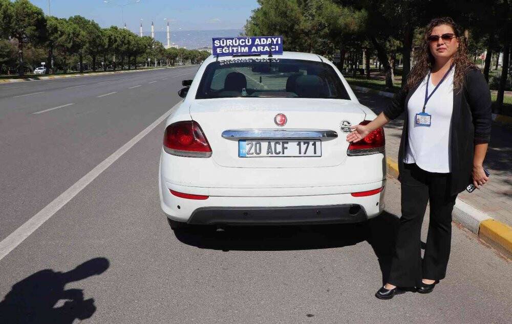 Akan trafikte yola yatan avukat, kendisine yardım etmek isteyen kadına dehşeti yaşattı