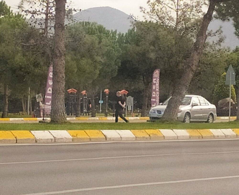 Akan trafikte yola yatan avukat, kendisine yardım etmek isteyen kadına dehşeti yaşattı