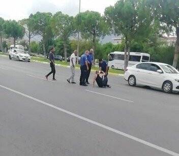 Akan trafikte yola yatan avukat, kendisine yardım etmek isteyen kadına dehşeti yaşattı