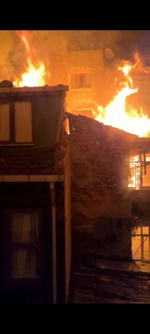 Fatih’te 4 katlı metruk bina alev alev yandı