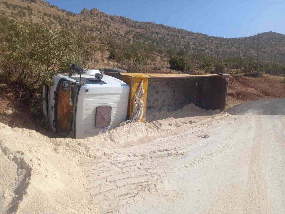 Hafriyat yüklü kamyon devrildi