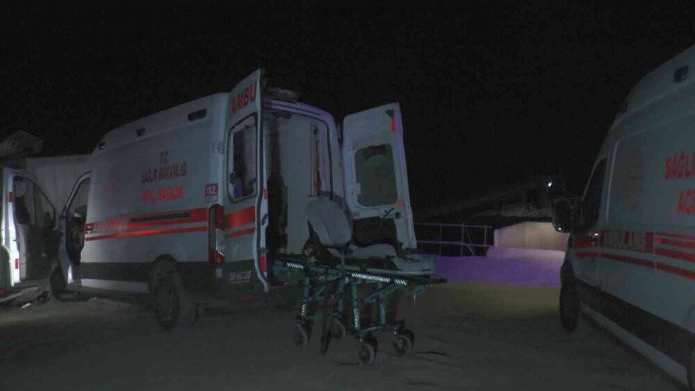 İçerisinde hasta ve sağlık personeli olan ambulansı kaçırdı
