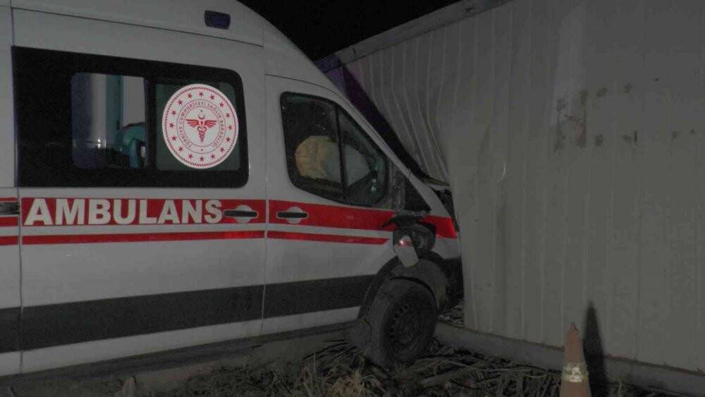 İçerisinde hasta ve sağlık personeli olan ambulansı kaçırdı