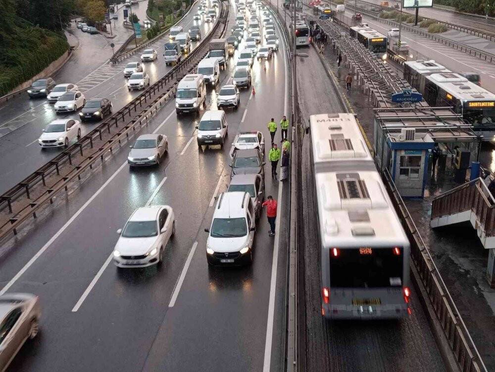 İstanbul’da sağanak yağış yoğun trafiğe sebep olurken yağışla beraber ortaya çıkan gökkuşağı kartpostallık manzara oluşturdu
