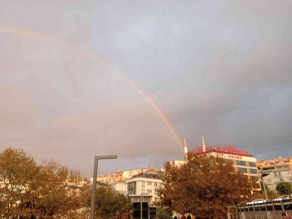 İstanbul’da sağanak yağış yoğun trafiğe sebep olurken yağışla beraber ortaya çıkan gökkuşağı kartpostallık manzara oluşturdu