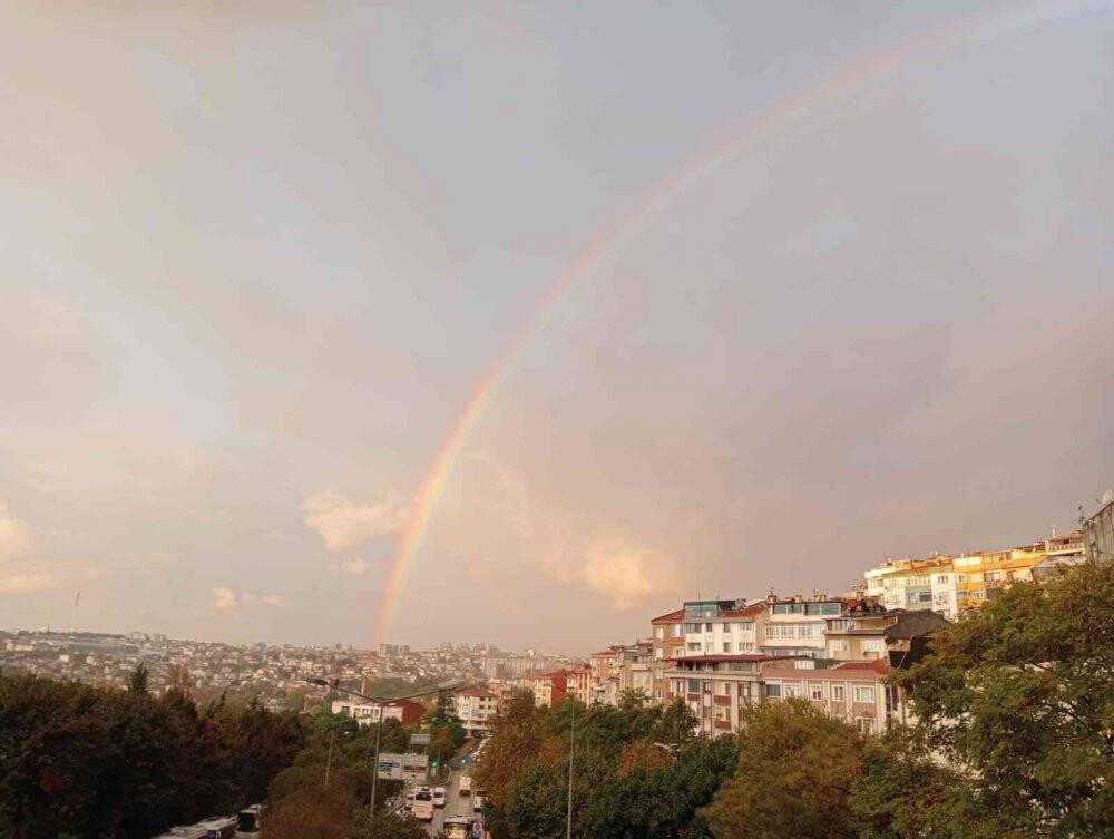 İstanbul’da sağanak yağış yoğun trafiğe sebep olurken yağışla beraber ortaya çıkan gökkuşağı kartpostallık manzara oluşturdu