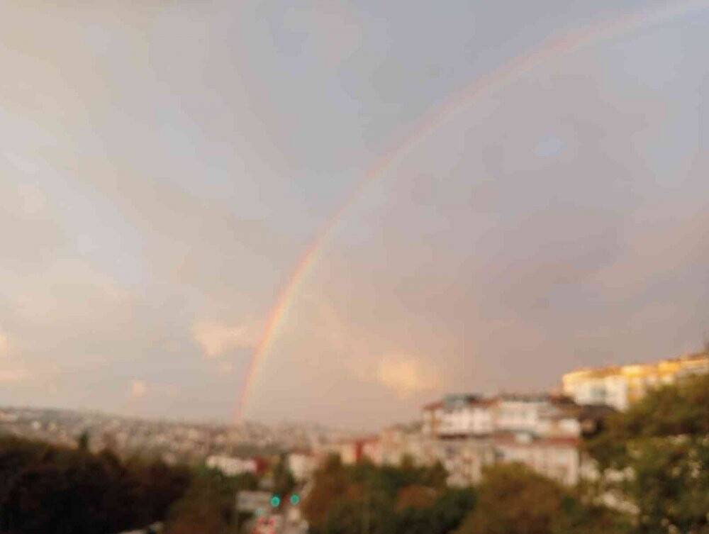 İstanbul’da sağanak yağış yoğun trafiğe sebep olurken yağışla beraber ortaya çıkan gökkuşağı kartpostallık manzara oluşturdu