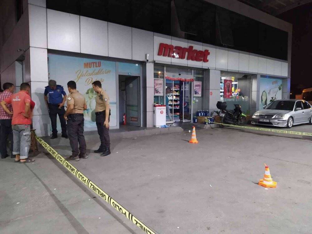 Kar maskeli kişiler akaryakıt istasyonuna silahlı saldırı düzenledi: 2 yaralı