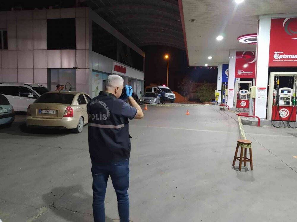 Kar maskeli kişiler akaryakıt istasyonuna silahlı saldırı düzenledi: 2 yaralı