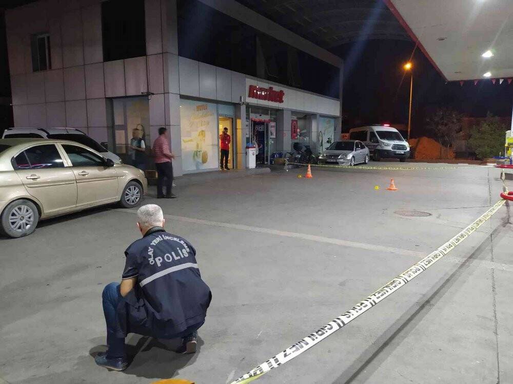 Kar maskeli kişiler akaryakıt istasyonuna silahlı saldırı düzenledi: 2 yaralı