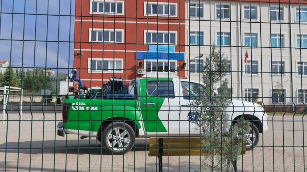 Teneffüsteki 15 öğrenciyi arılar soktu, okula 1 gün ara verildi