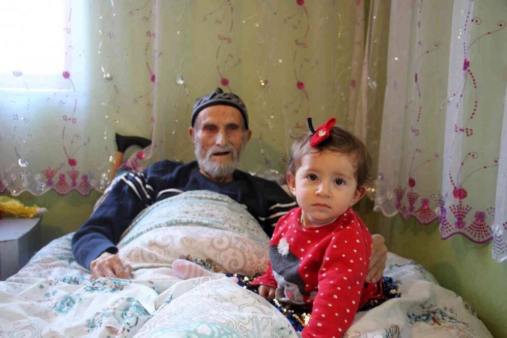 Bir asırlık çınar torununun torunlarını kucağına aldı