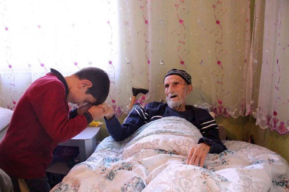 Bir asırlık çınar torununun torunlarını kucağına aldı