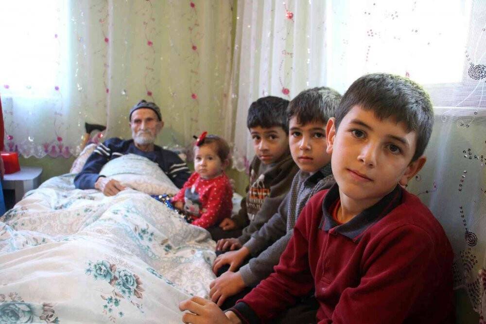 Bir asırlık çınar torununun torunlarını kucağına aldı