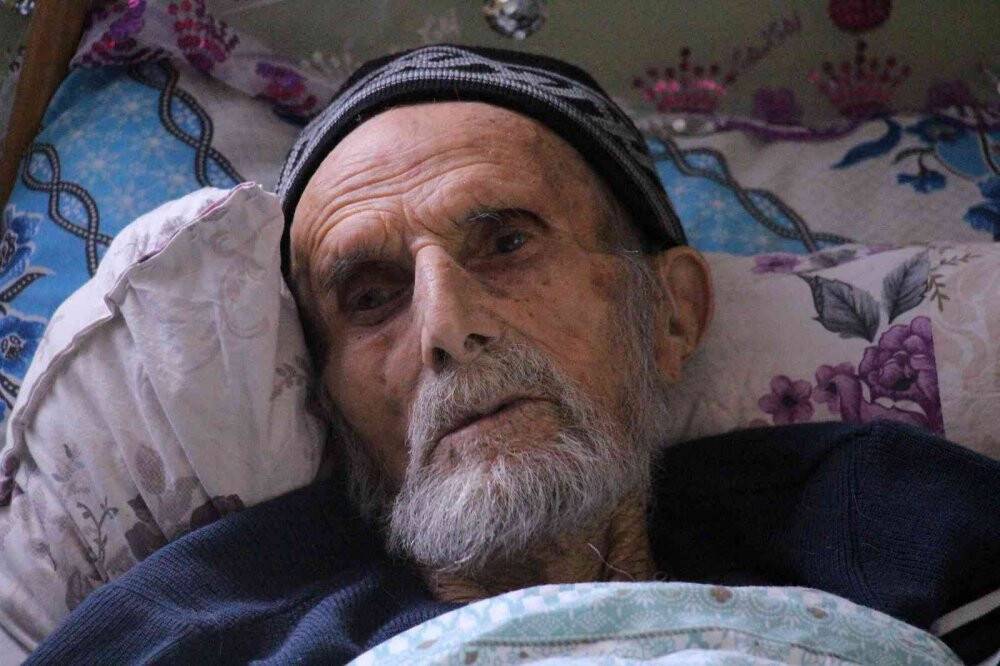 Bir asırlık çınar torununun torunlarını kucağına aldı